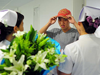 “东方之星”客船翻沉事件两位生还者出院