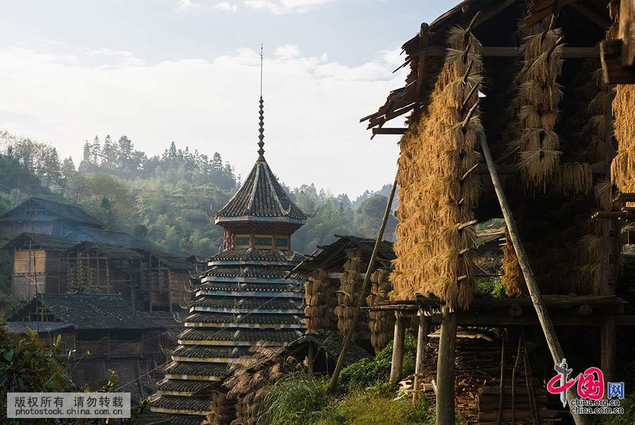 金秋时节,黄岗侗族同胞家家户户把糯谷收割完毕,晾挂在村外山岗上的禾晾,阳光下,金黄的糯谷使整个山岗侗寨都金灿灿的,这就是黄岗名字的来历。 中国网图片库 尹忠 摄 金秋时节,黄岗侗族同胞家家户户把糯谷收割完毕,晾挂在村外山岗上的禾晾,阳光下,金黄的糯谷使整个山岗侗寨都金灿灿的,这就是黄岗名字的来历。 中国网图片库 尹忠 摄