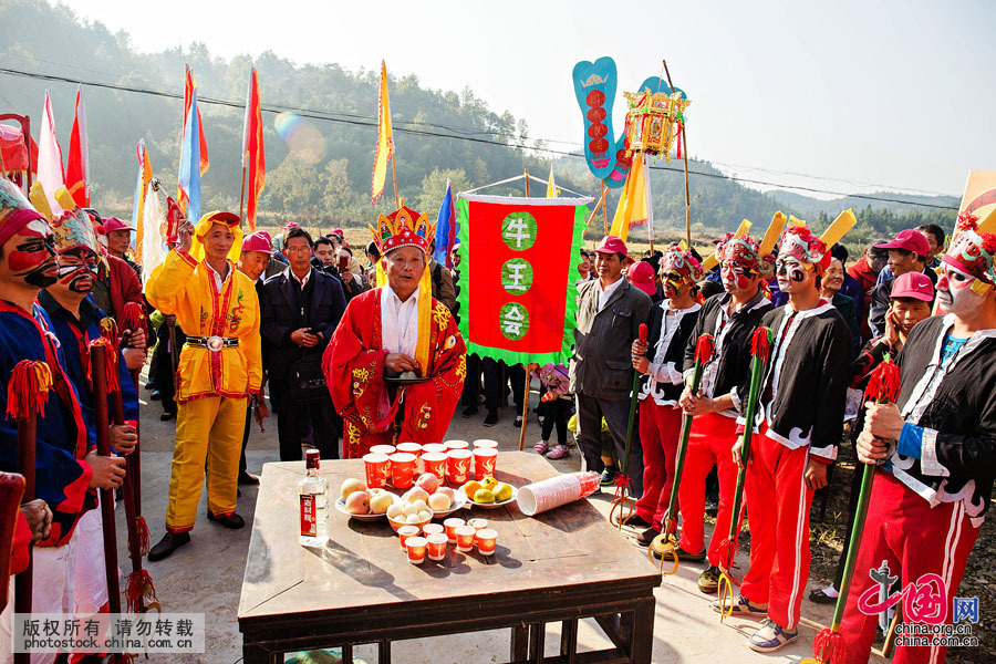 “打五猖”,作为中国最古的傩祭活动,不仅在安徽东至县保留下来,而且在继承中不断加入牛王、余公、佛教、花灯等元素,形成了当地独具特色的牛王五猖余公庙会。中国网图片库 盛文鹏摄 “打五猖”,作为中国最古的傩祭活动,不仅在安徽东至县保留下来,而且在继承中不断加入牛王、余公、佛教、花灯等元素,形成了当地独具特色的牛王五猖余公庙会。中国网图片库 盛文鹏摄