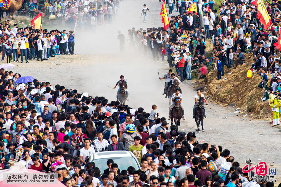 端节是水族最盛大的传统节日,与汉族的春节一样。依据水族典籍水书、水历的规定,端节的过节日期从水历十二月至新年二月(相当于汉族农历八至十月),年底岁首的谷熟时节举行。中国网图片库 邓飞摄 端节是水族最盛大的传统节日,与汉族的春节一样。依据水族典籍水书、水历的规定,端节的过节日期从水历十二月至新年二月(相当于汉族农历八至十月),年底岁首的谷熟时节举行。中国网图片库 邓飞摄